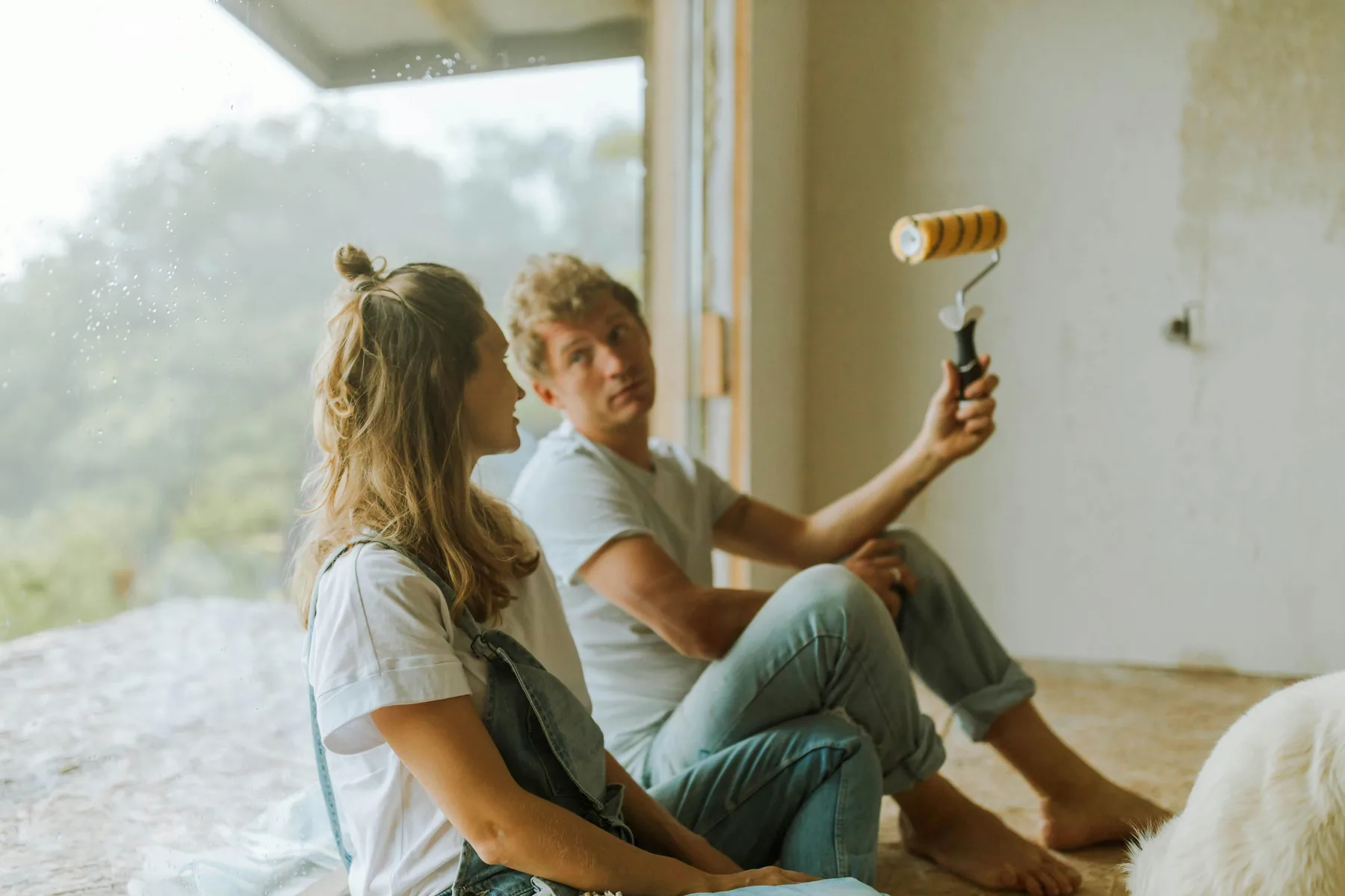 Coppia durante la ristrutturazione della propria casa