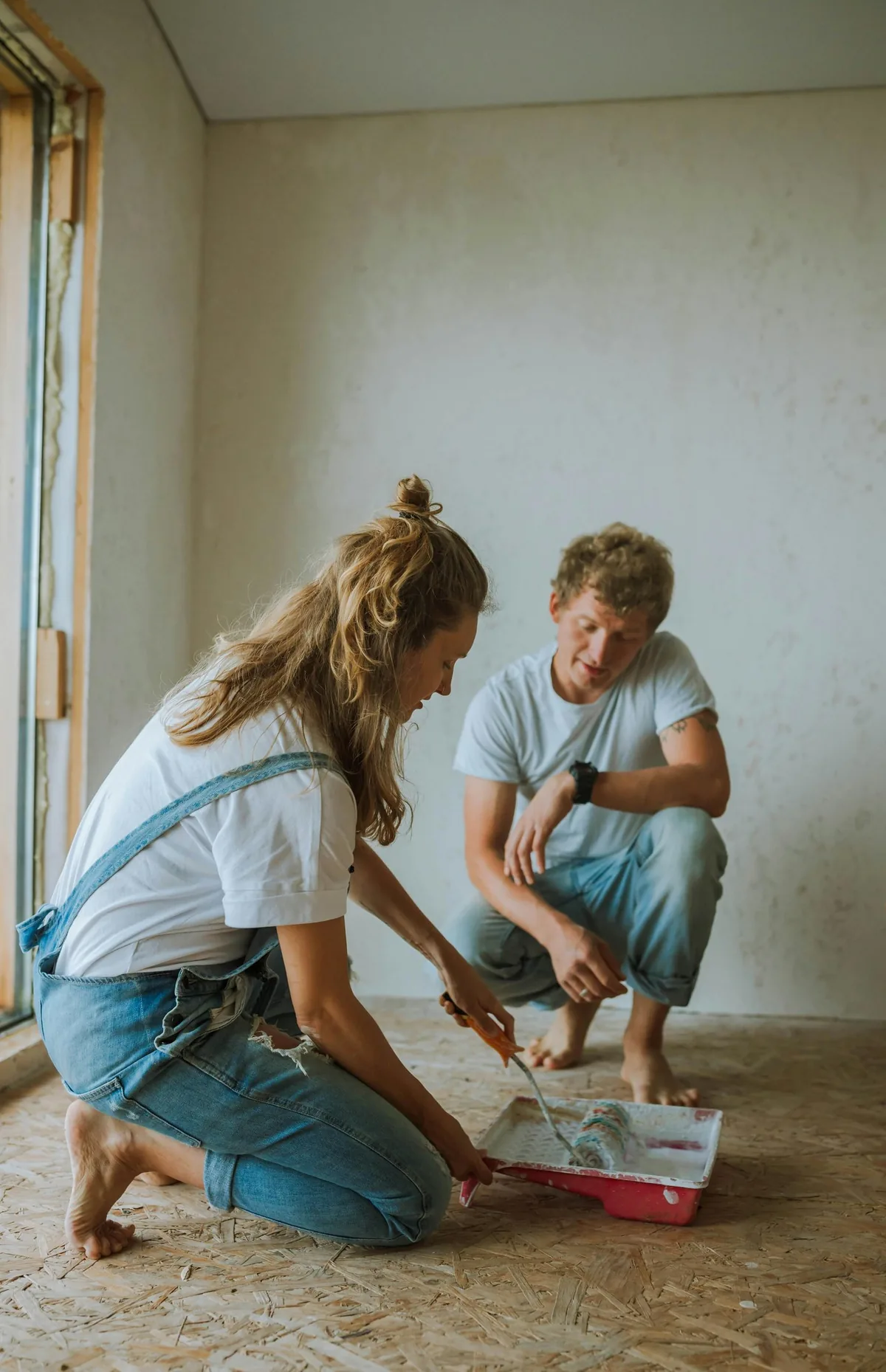 Proprietari che preparano i materiali per i lavori